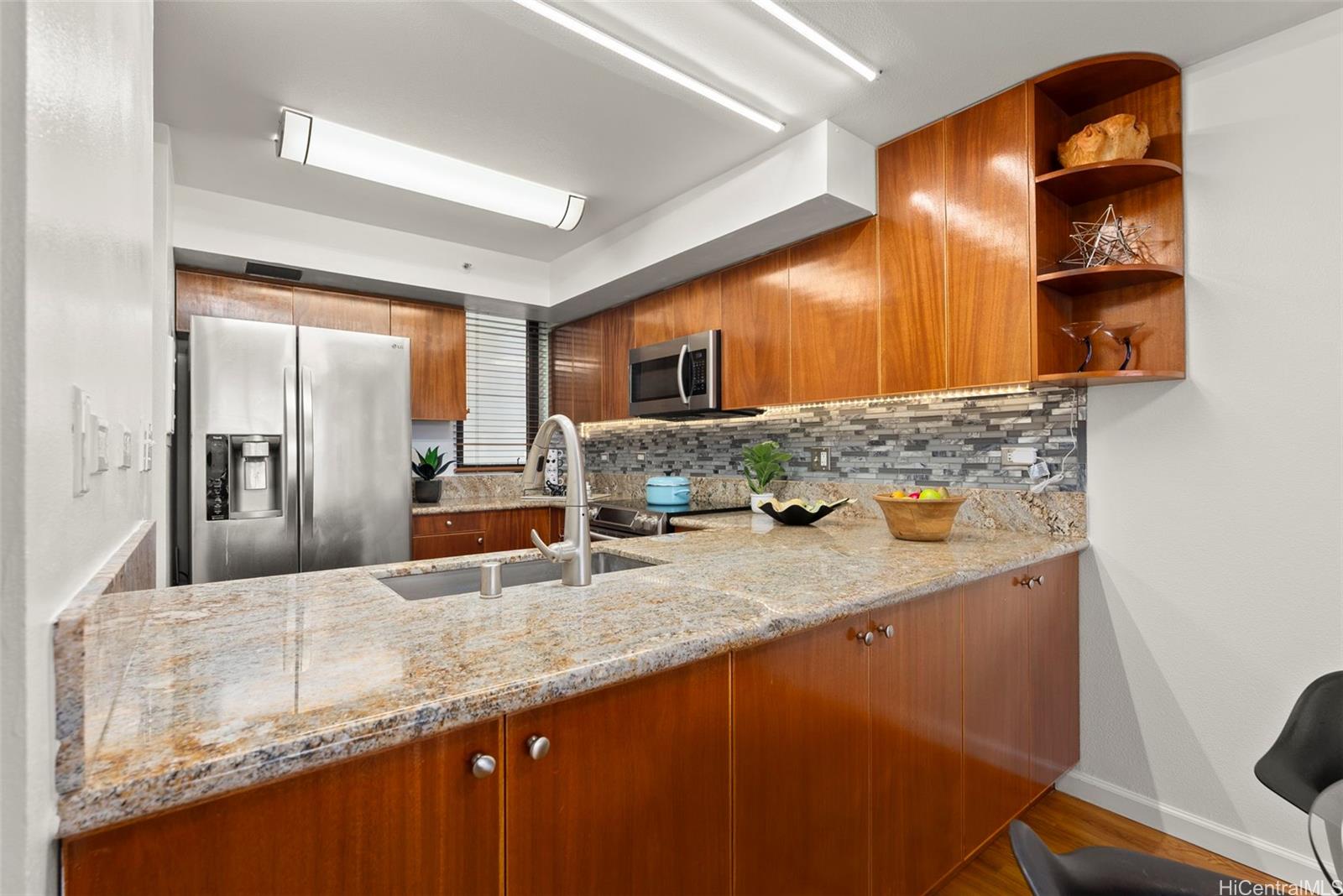 Franklin Towers condo # 35B, Honolulu, Hawaii - photo 5 of 25