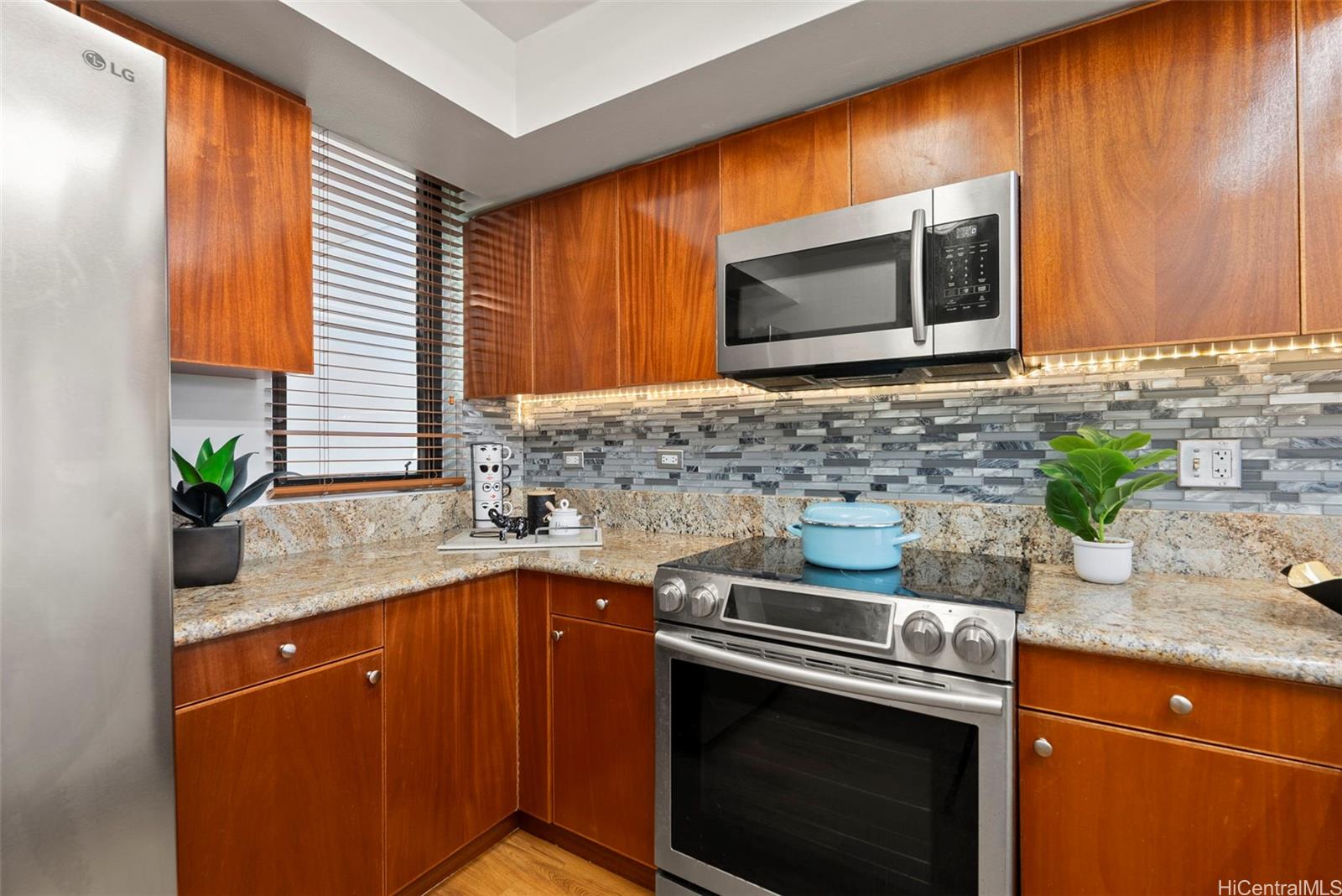 Franklin Towers condo # 35B, Honolulu, Hawaii - photo 6 of 25