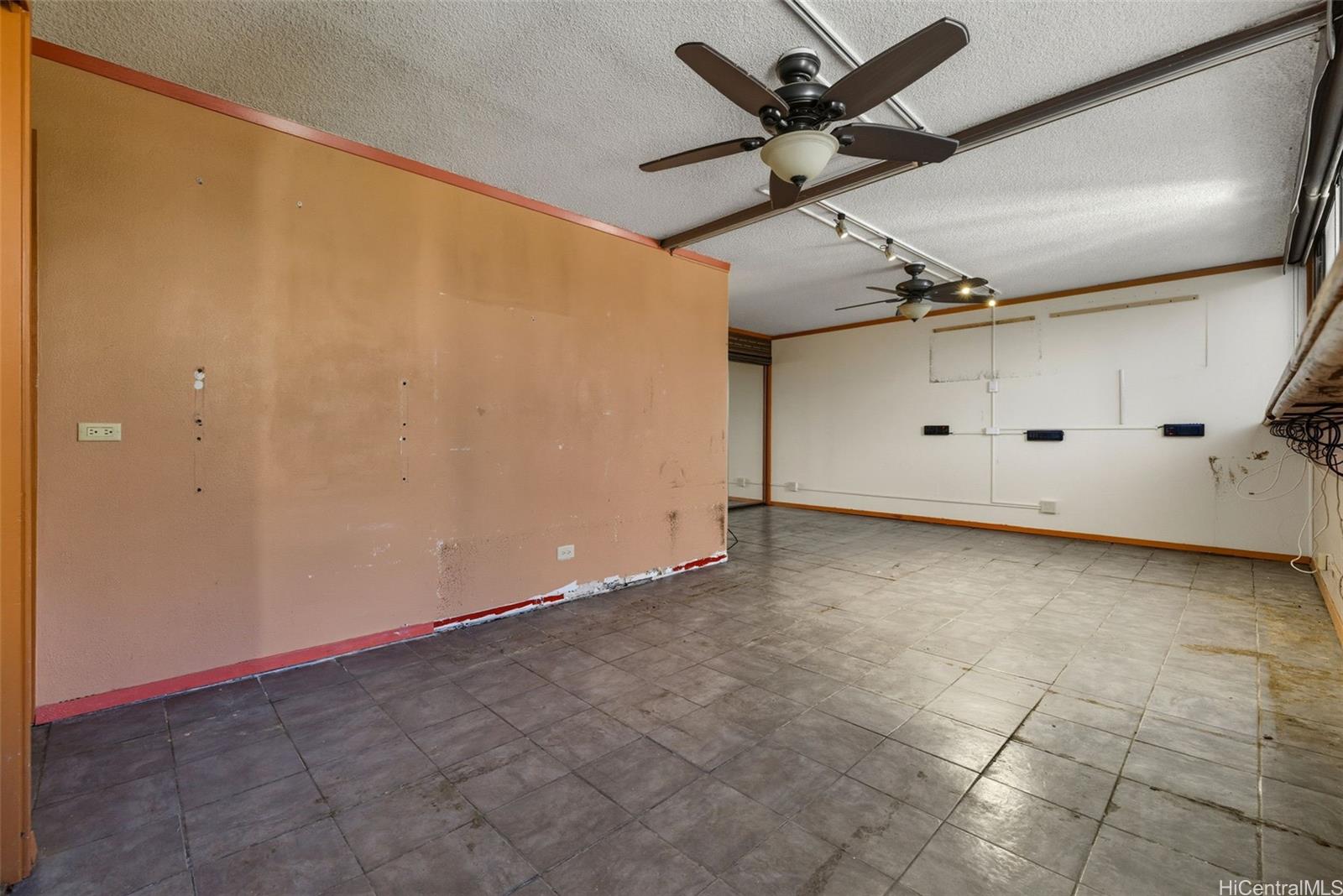 Centre Court condo # 702, Aiea, Hawaii - photo 6 of 11