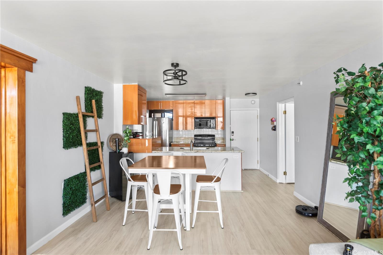 Country Club Plaza condo MLS 202526361