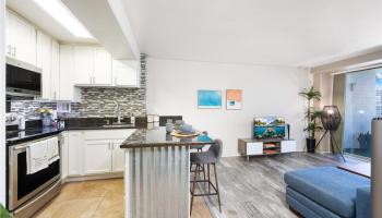 Town House condo # 908, Honolulu, Hawaii - photo 4 of 25