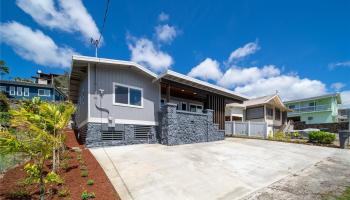 2112 Mahalo Street Alewa Heights, Honolulu home - photo 2 of 25 2112 Mahalo Street Alewa Heights, Honolulu home - photo 2 of 25