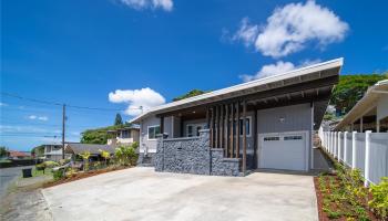 2112 Mahalo Street Alewa Heights, Honolulu home - photo 3 of 25 2112 Mahalo Street Alewa Heights, Honolulu home - photo 3 of 25