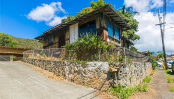 2360  Wilson St Kalihi-upper, Honolulu home - photo 2 of 11