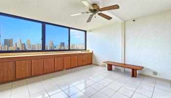 Fairway House condo # 20E, Honolulu, Hawaii - photo 5 of 25 Fairway House condo # 20E, Honolulu, Hawaii - photo 5 of 25