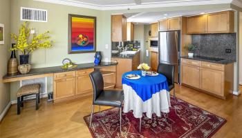 Liliuokalani Gardens condo # II2417, Honolulu, Hawaii - photo 4 of 20