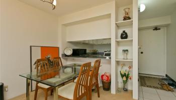 Regency Park condo # 330, Honolulu, Hawaii - photo 4 of 17