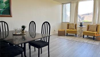 Fairway Gardens condo # 907, Honolulu, Hawaii - photo 1 of 17