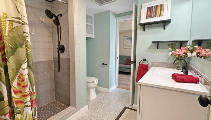 Kapiolani Towers condo # 16B, Honolulu, Hawaii - photo 1 of 25