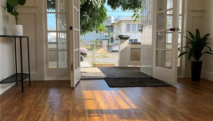 710  Hausten Street Moiliili, Honolulu home - photo 1 of 15